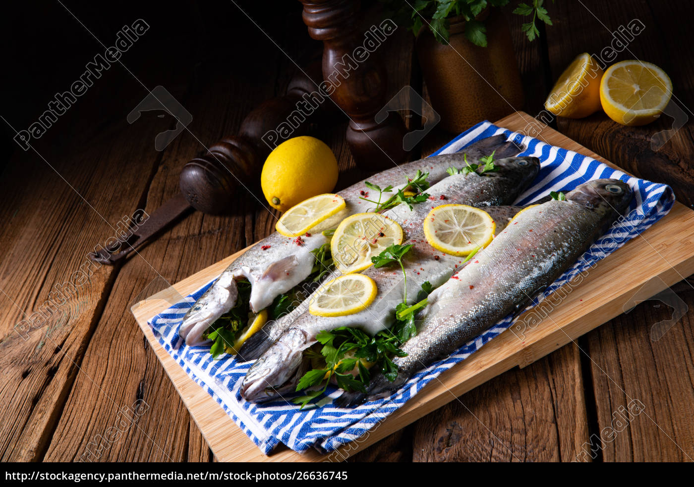 Frische Forelle mit Zitrone und verschiedenen Kräutern - Stockfoto ...