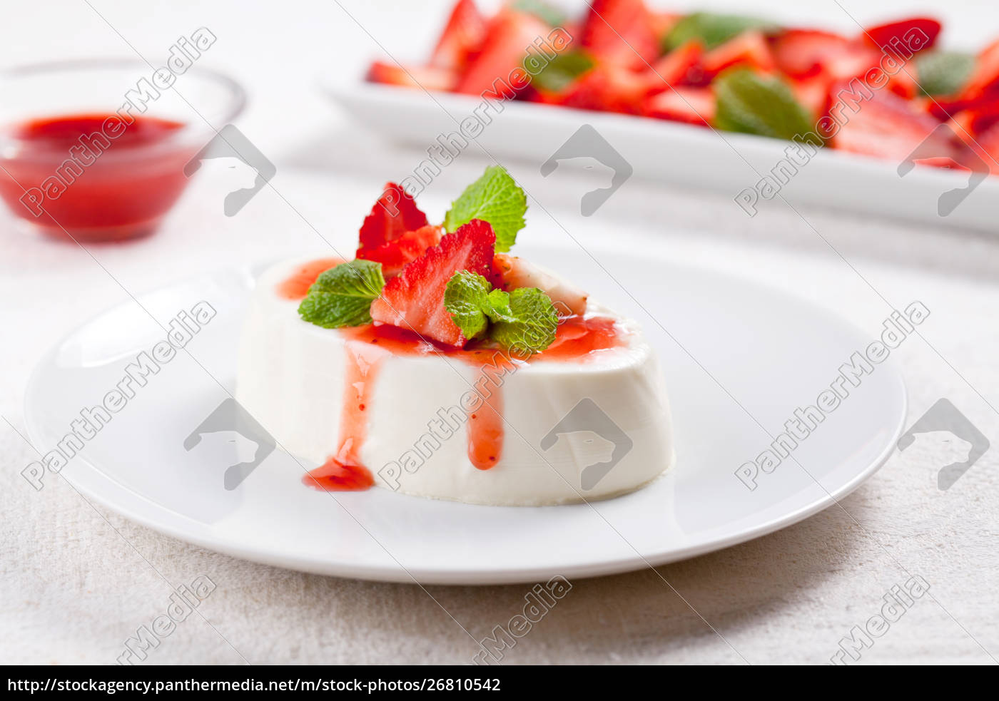 Hausgemachte Panna Cotta mit frischen Erdbeeren - Stock Photo ...