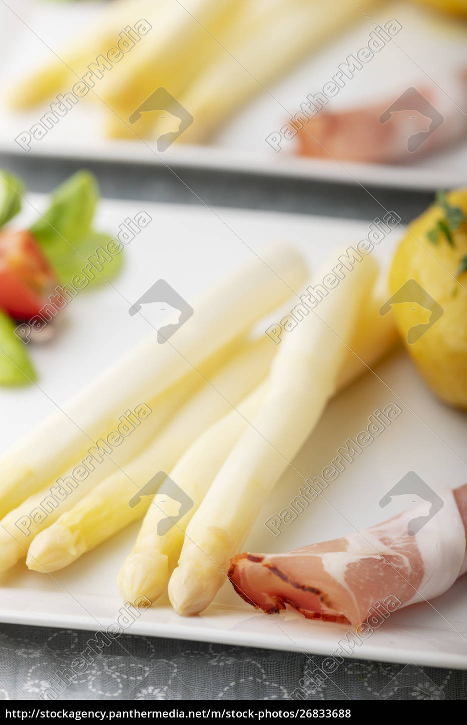 gekochter weißer Spargel mit Schinken und Kartoffeln - Lizenzfreies ...