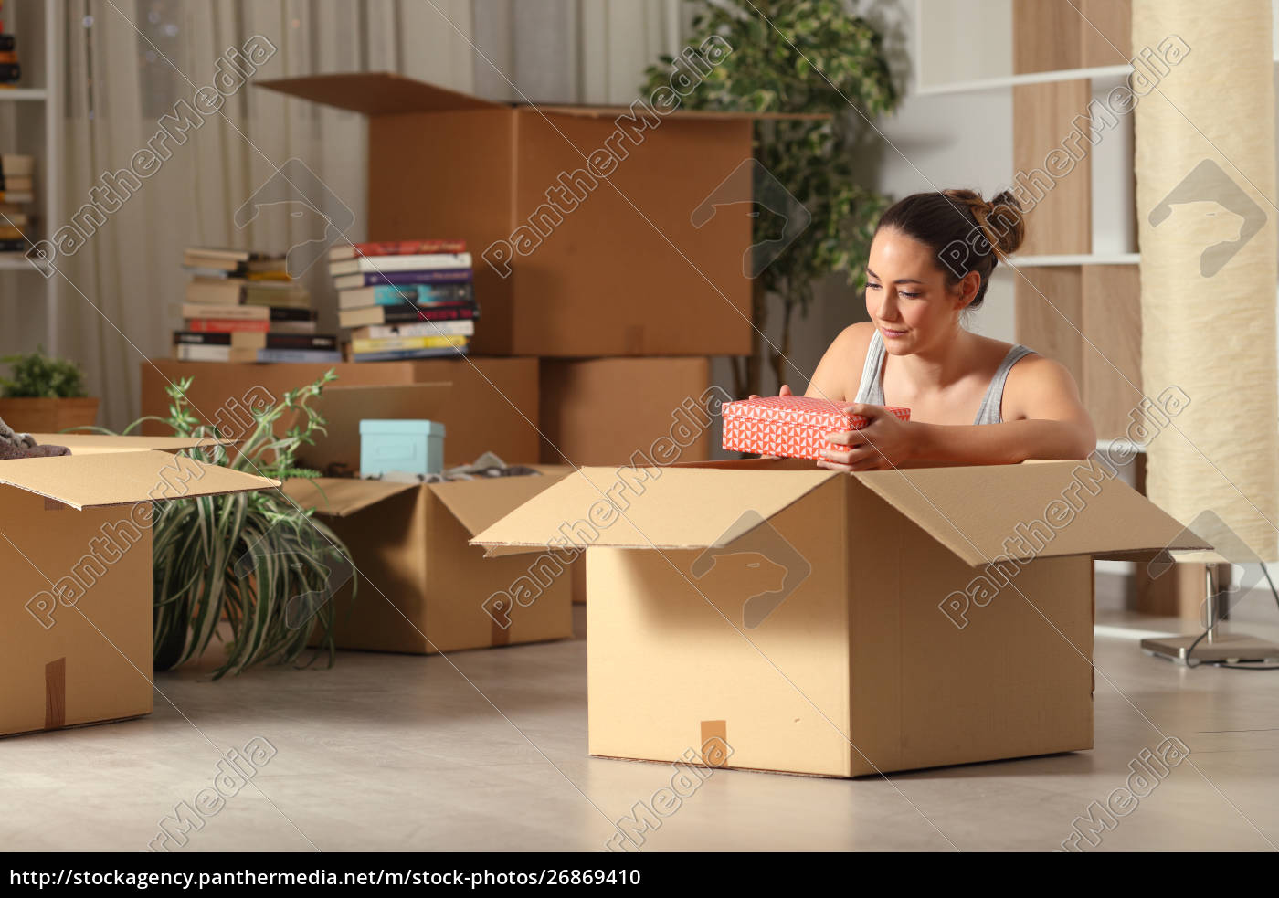 ernste-frau-bewegt-nach-hause-unboxing-sachen-in-der-stockfoto-26869410-bildagentur