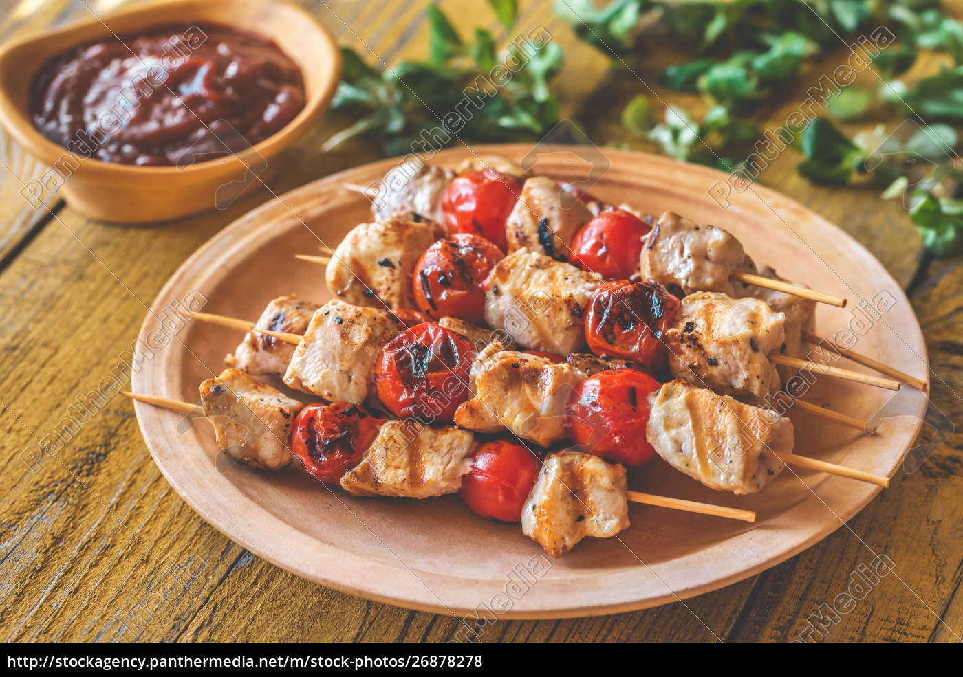 Gegrillte Hähnchenspieße auf dem Teller - Stockfoto - #26878278 ...