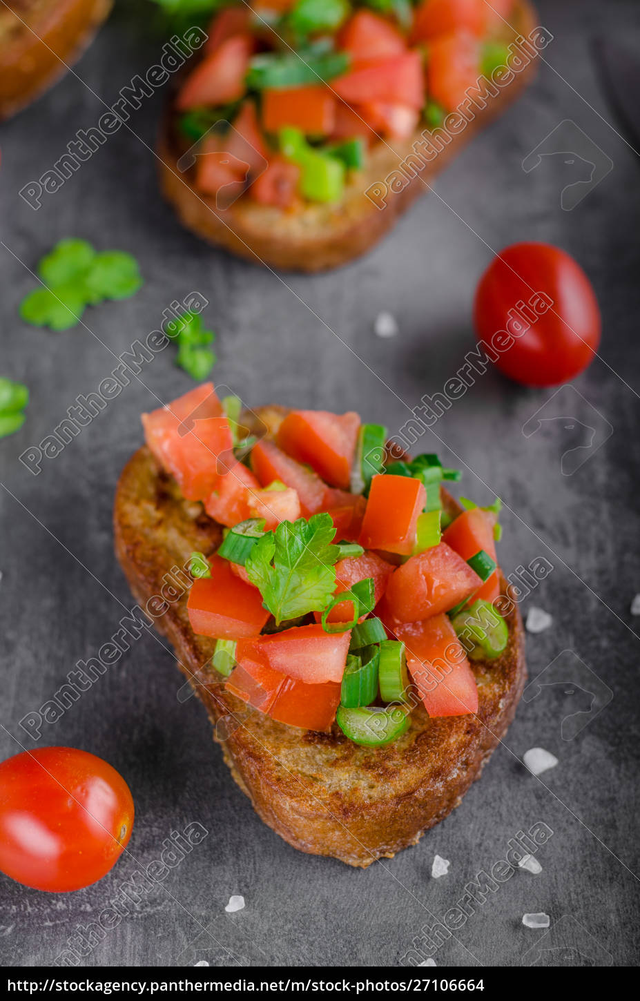 Französischer Knoblauchtoast mit Gemüsesalat - Lizenzfreies Foto ...