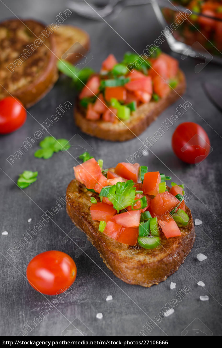 Französischer Knoblauchtoast mit Gemüsesalat - Stock Photo - #27106666 ...