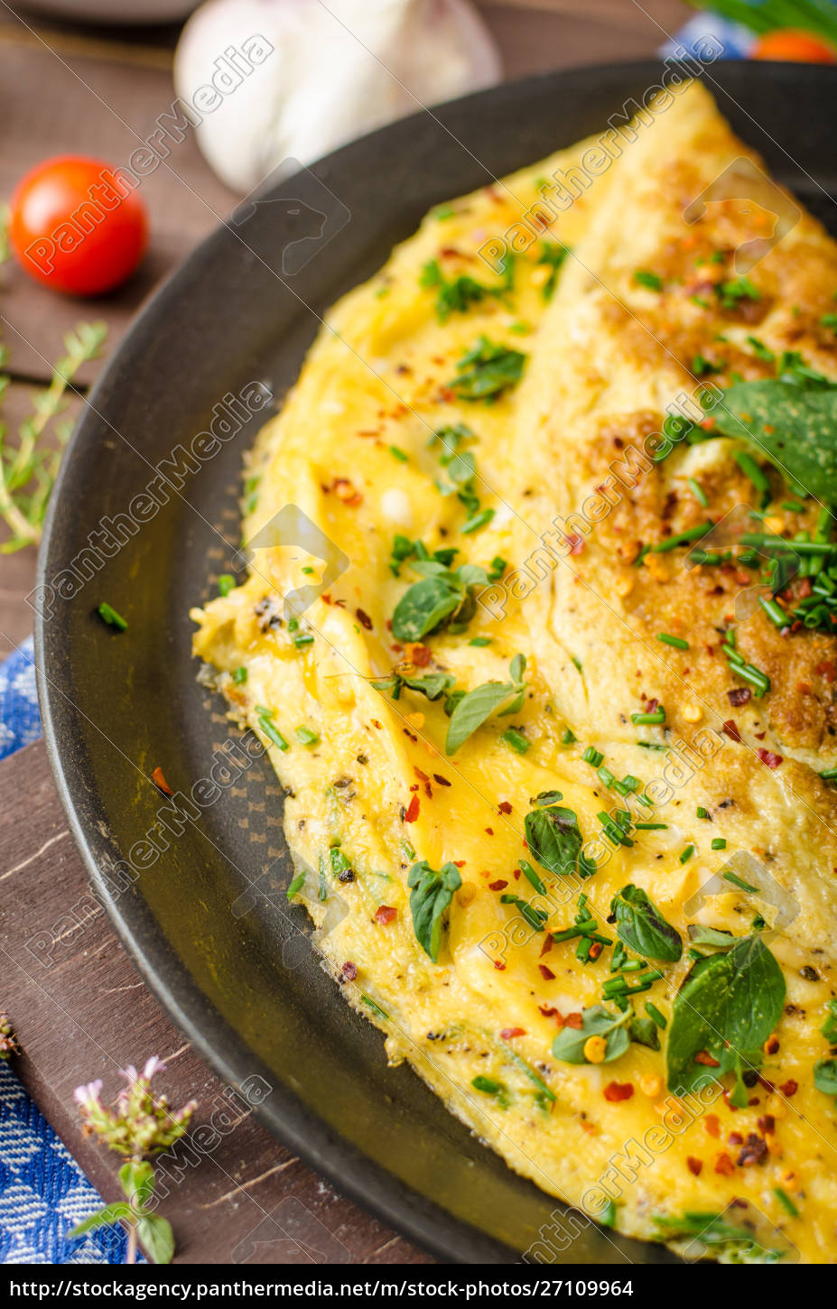 Kräuter-Omelette mit Schnittlauch und Oregano mit - Lizenzfreies Foto ...