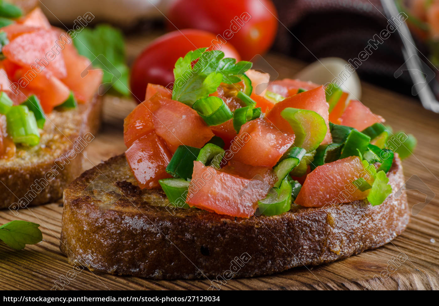 Französischer Knoblauchtoast mit Gemüsesalat - Stock Photo - #27129034 ...