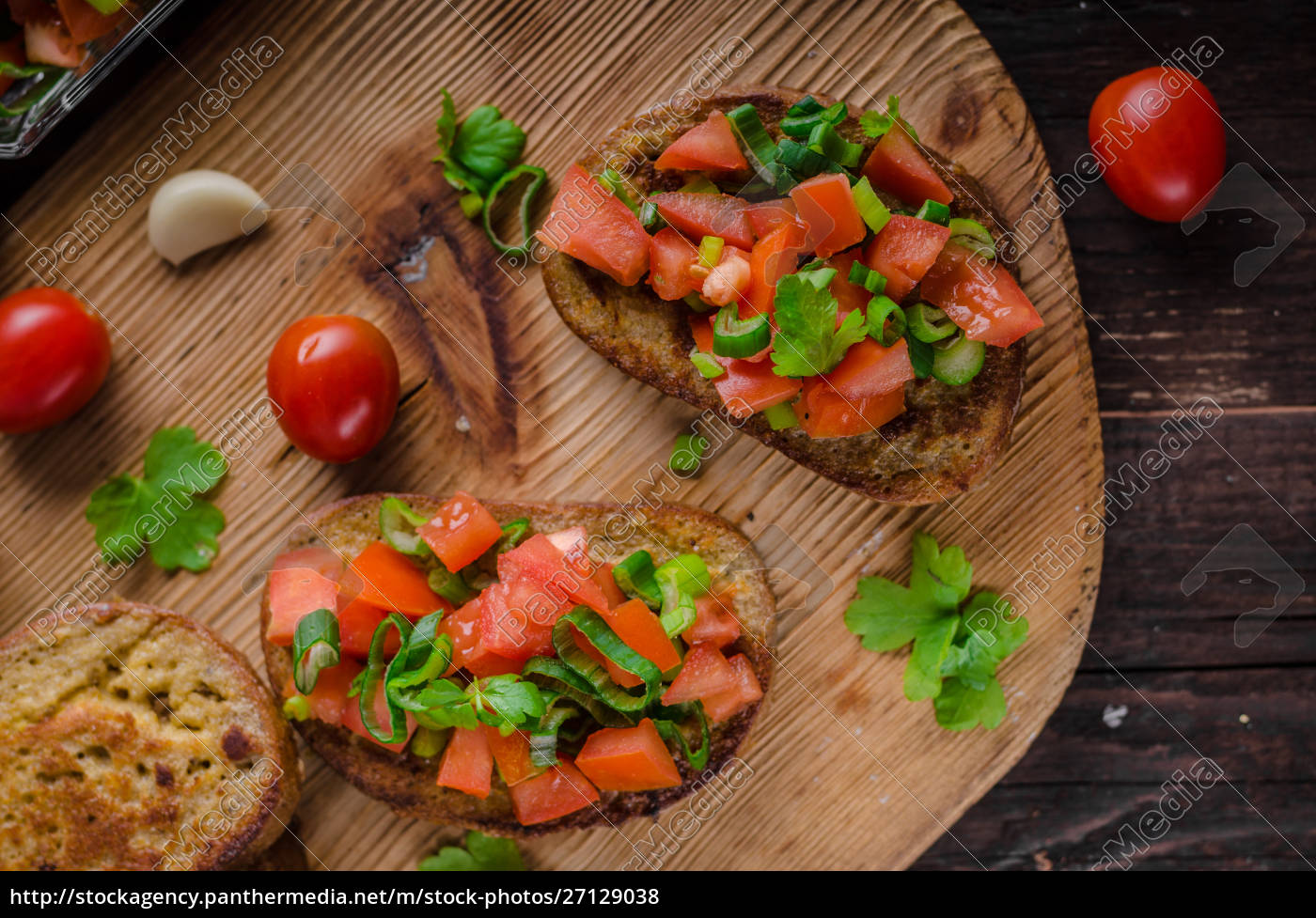 Französischer Knoblauchtoast mit Gemüsesalat - Stock Photo - #27129038 ...