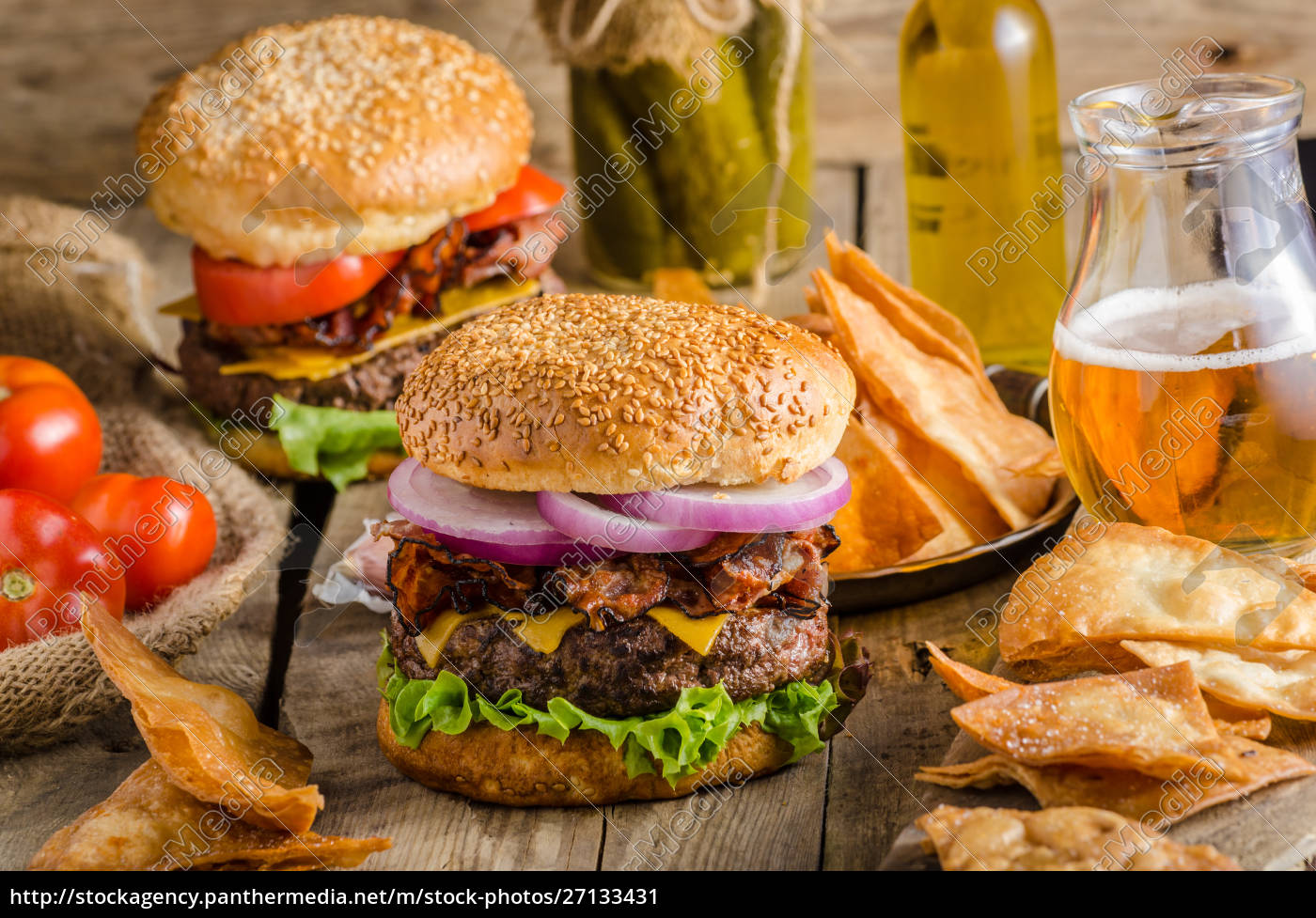 Amerikanischer rustikaler Burger - Stockfoto - #27133431 | Bildagentur ...