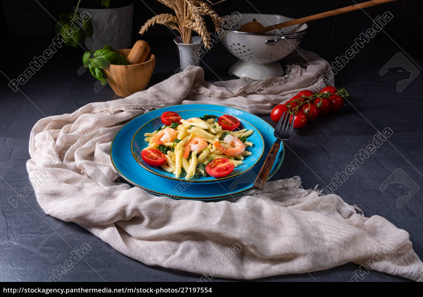 strozzapreti Pasta mit Spinat und Garnelen - Stock Photo - #27197554 ...