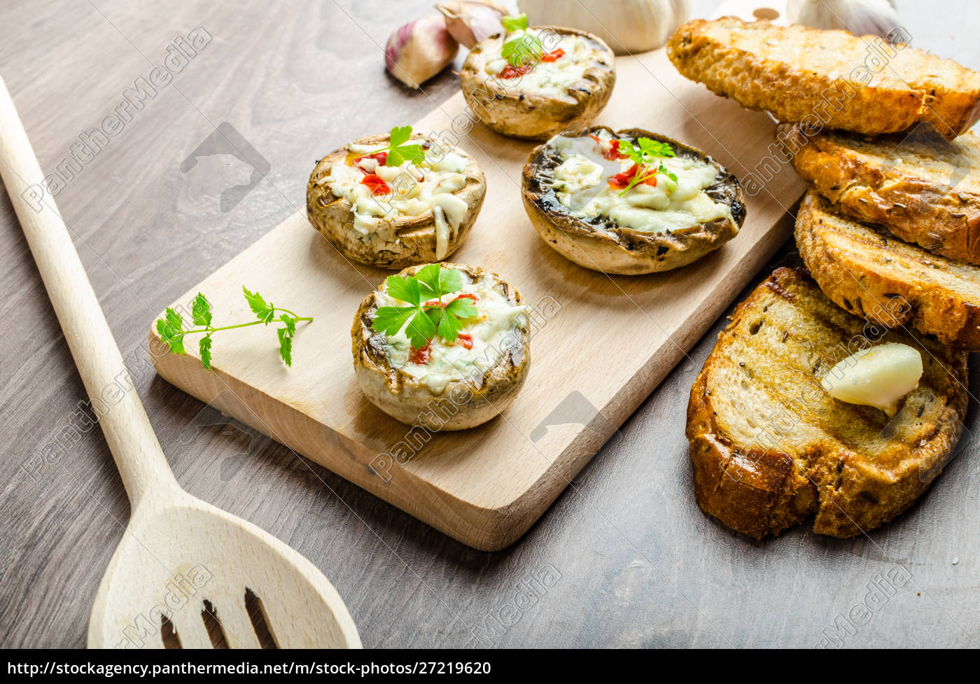 Gegrillte Pilze gefüllter Käse und Chili - Lizenzfreies Foto ...
