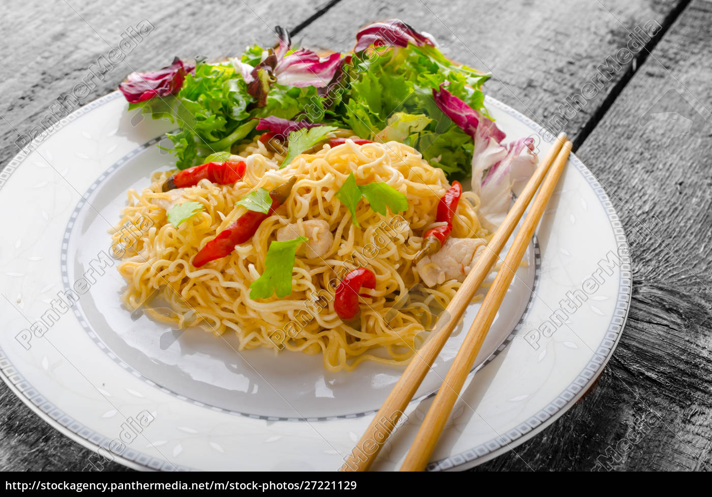 Chinesische Nudeln mit Huhn und frischem Salat - Lizenzfreies Bild ...
