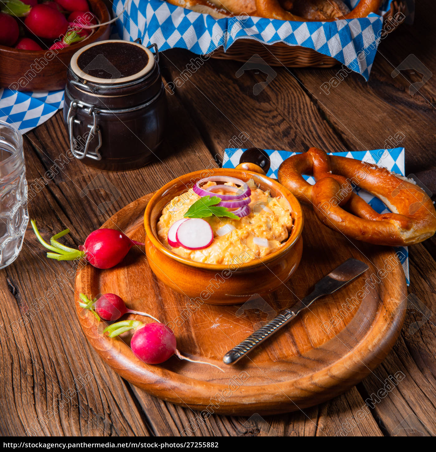 rustikale bayerische Obazda mit Radieschen und Zwiebeln - Stockfoto ...