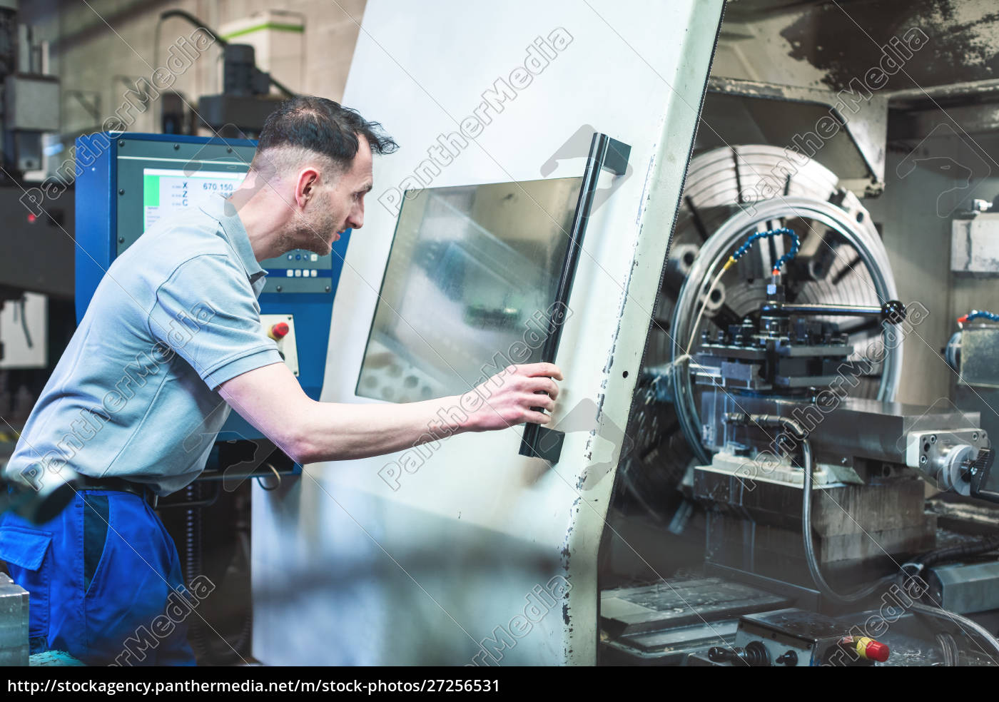 Arbeiter der eine CNCDrehmaschine in der Fabrik Lizenzfreies Bild 27256531 Bildagentur
