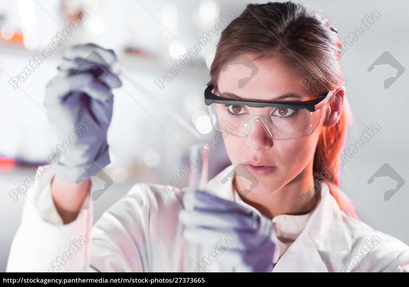 Nachwuchswissenschaftler pipettieren im stockfoto 27373665