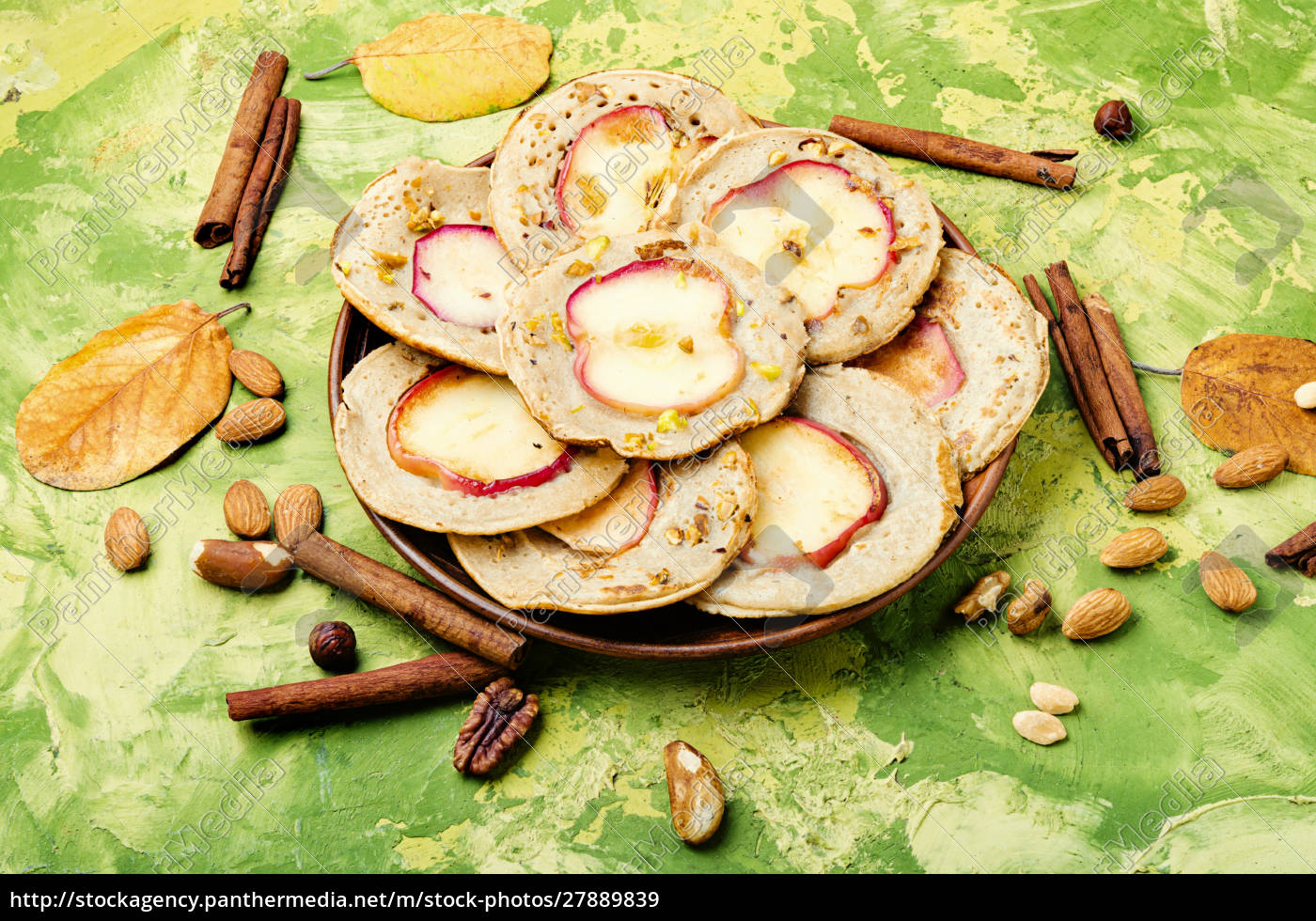 Gebratene Pfannkuchen mit Äpfeln - Stockfoto - #27889839 | Bildagentur ...