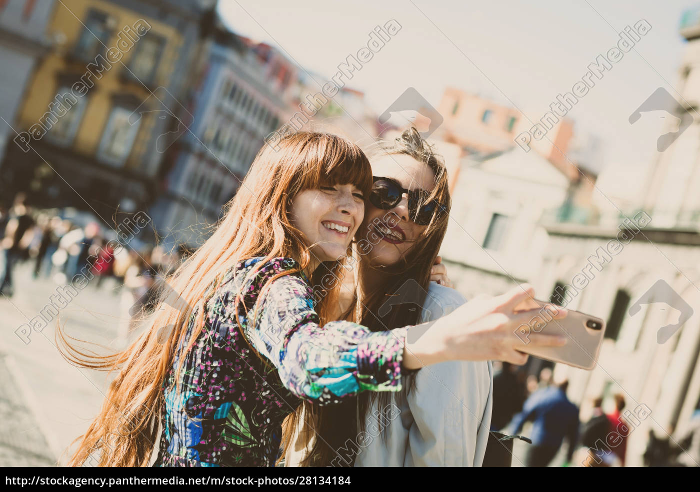 Zwei Junge Erwachsene Machen Ein Selfie. - Lizenzfreies Foto ...