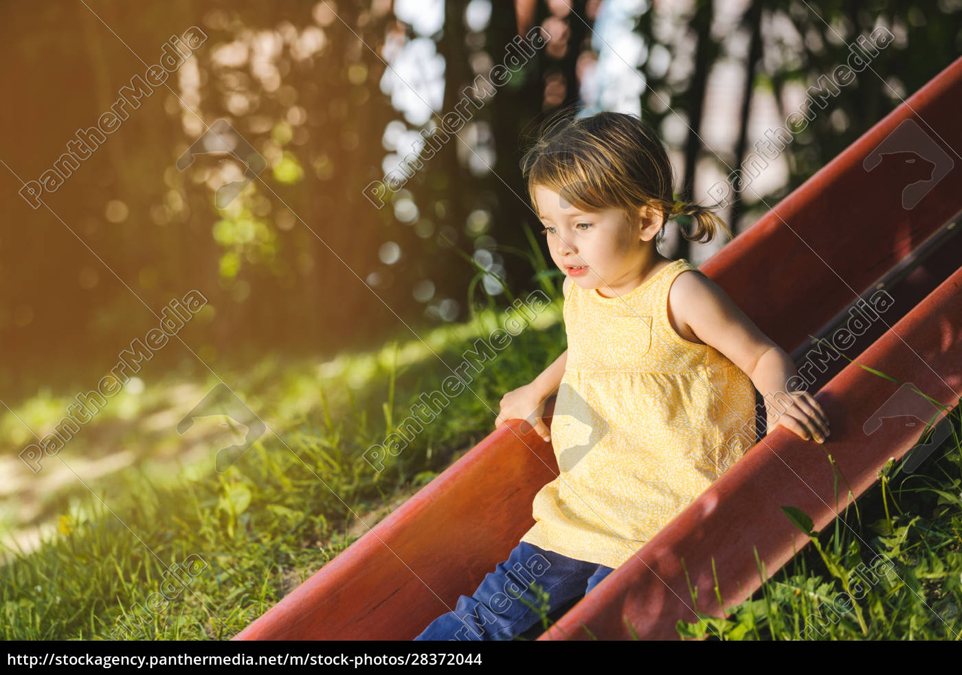 Kleines Mädchen Auf Dem Spielplatz Auf Einer Rutsche Lizenzfreies Foto 28372044 4271