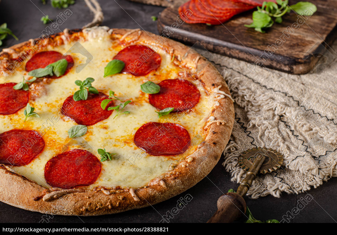Hausgemachte Salami-Pizza mit Käseecken - Lizenzfreies Bild - #28388821 ...