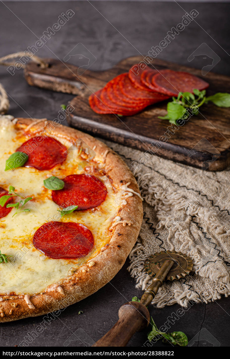 Hausgemachte Salami-Pizza mit Käseecken - Stock Photo - #28388822 ...