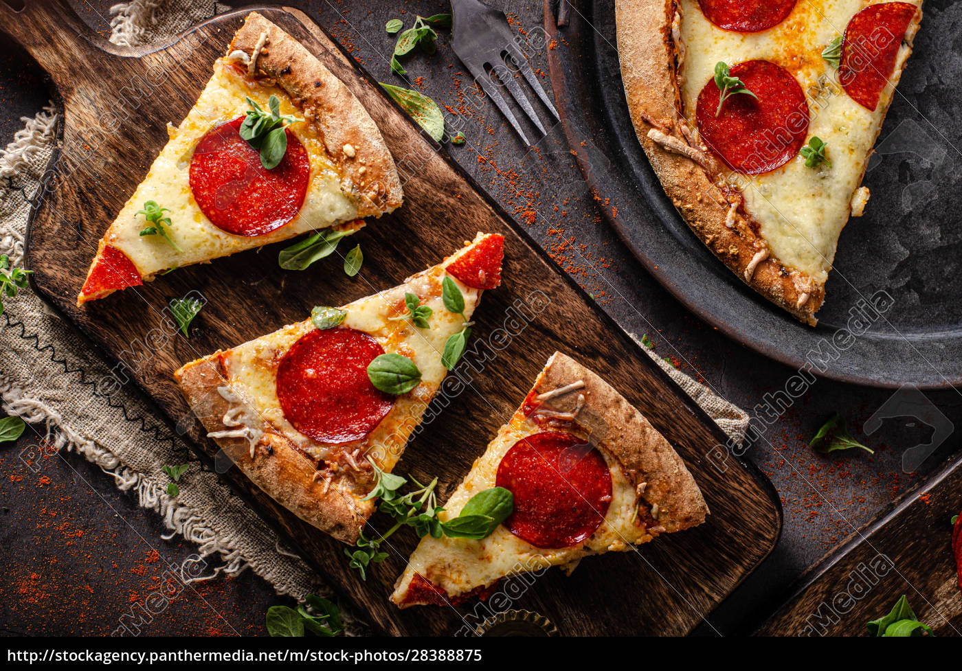 Hausgemachte Salami-Pizza mit Käseecken - Lizenzfreies Bild - #28388875 ...