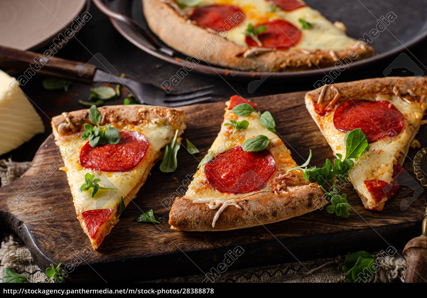 Hausgemachte Salami-Pizza mit Käseecken - Stock Photo - #28388878 ...
