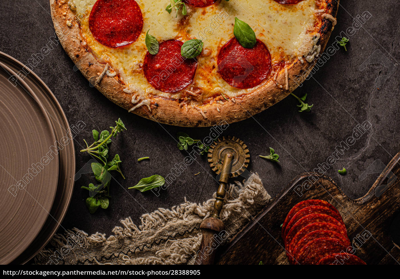 Hausgemachte Salami-Pizza mit Käseecken - Lizenzfreies Bild - #28388905 ...