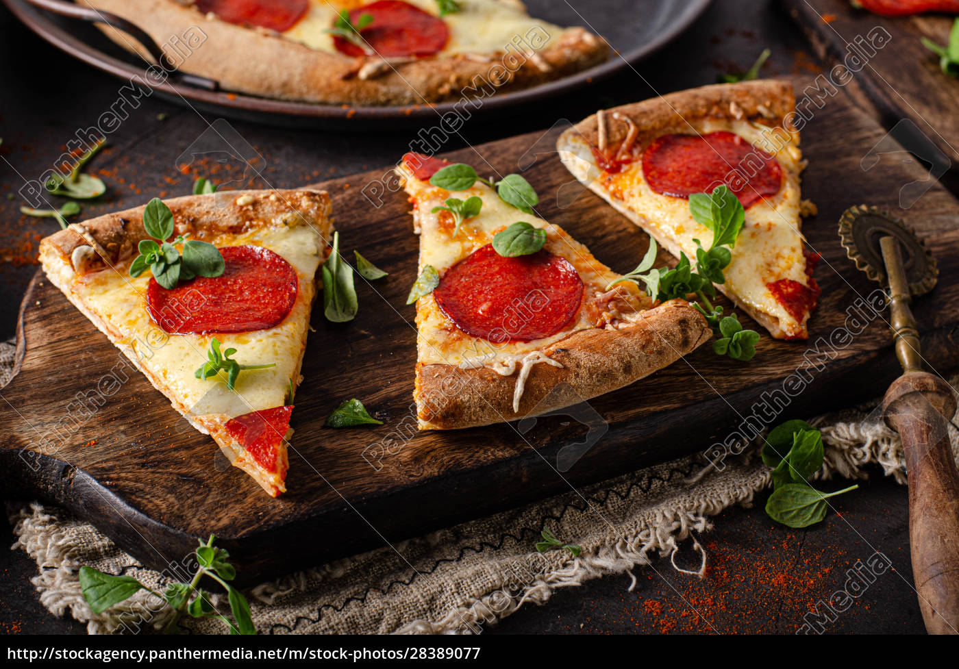 Hausgemachte Salami-Pizza mit Käseecken - Lizenzfreies Bild - #28389077 ...