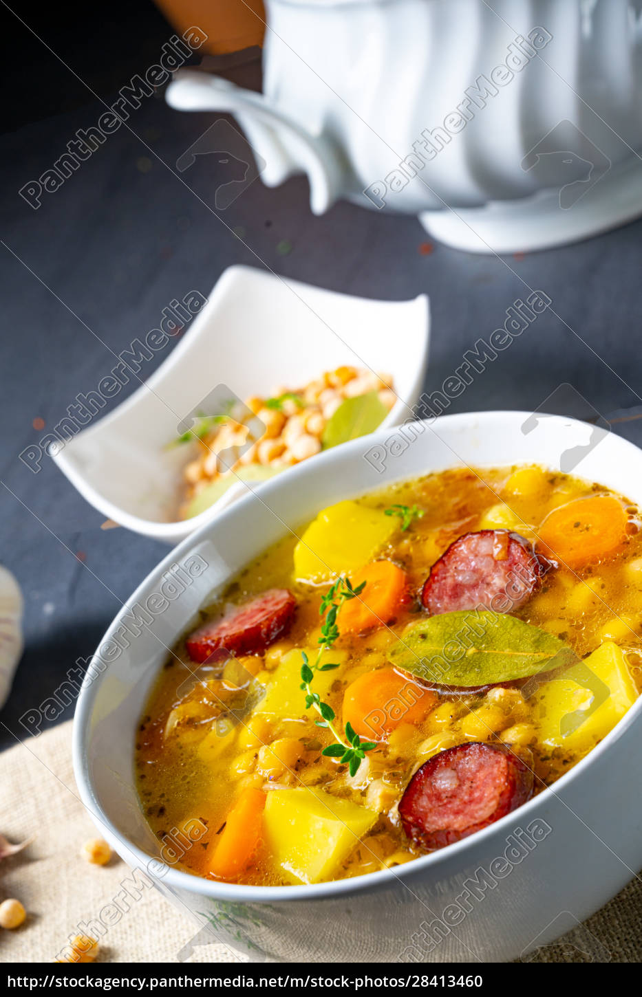 Herzhafte Erbsensuppe nach Omas rezept - Lizenzfreies Foto - #28413460 ...