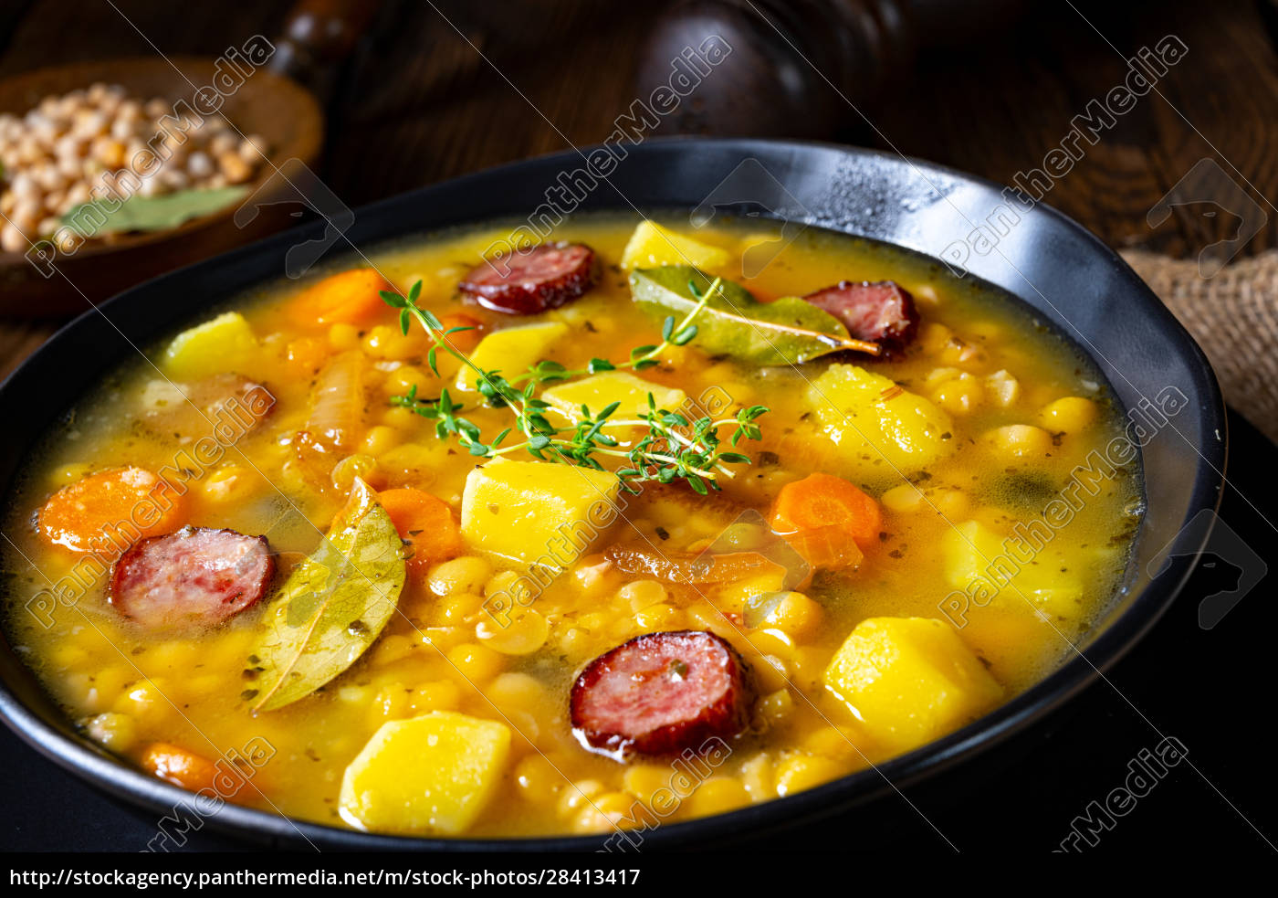 Rustikale Erbsensuppe mit Speck und Würstchen - Stockfoto - #28413417 ...