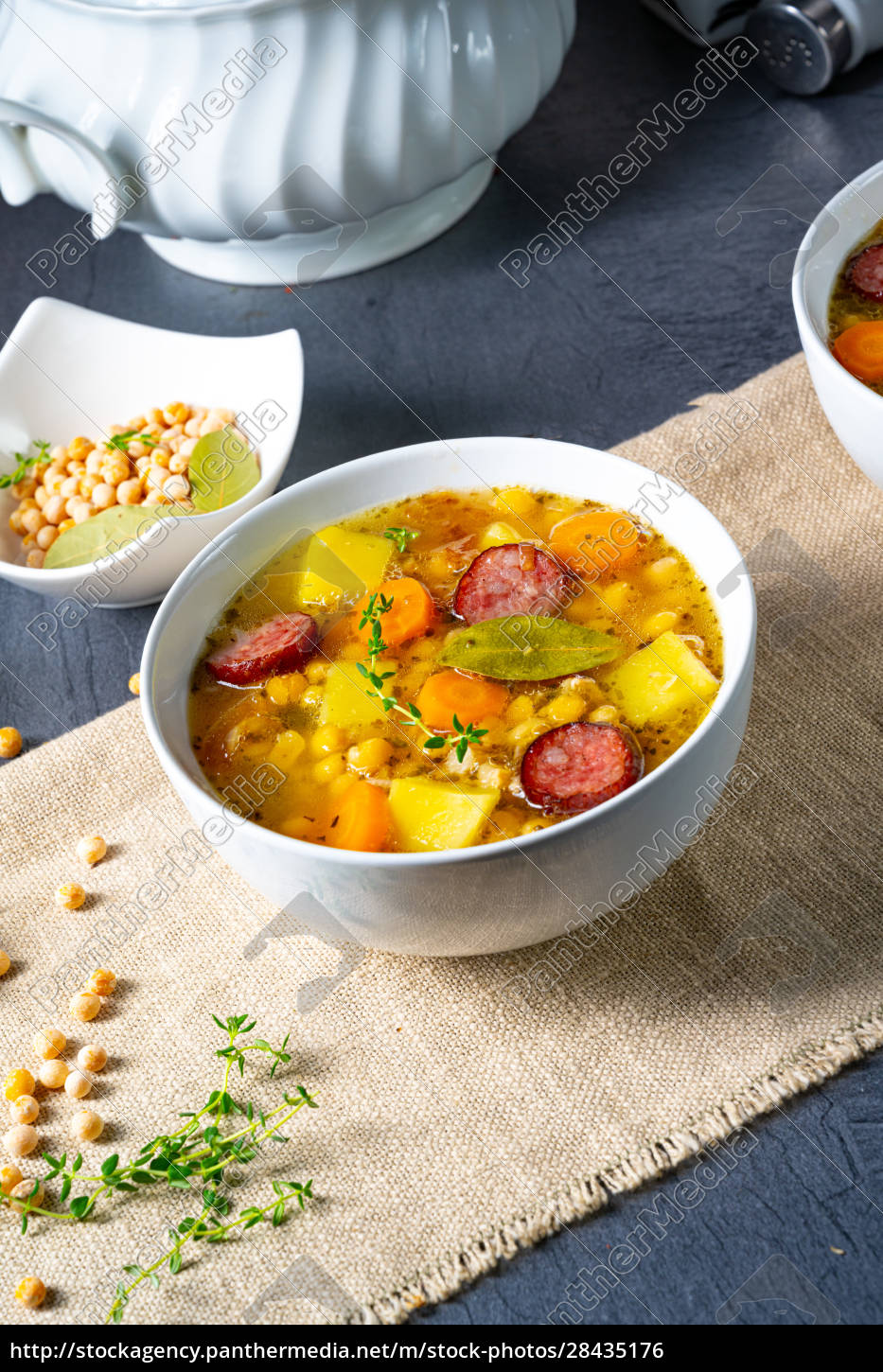 Herzhafte Erbsensuppe nach Omas rezept - Lizenzfreies Foto - #28435176 ...