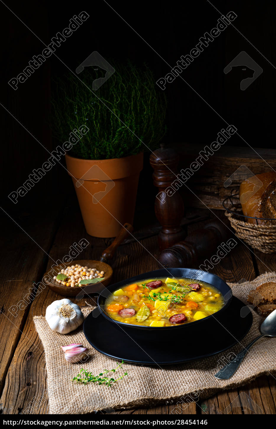 Rustikale Erbsensuppe mit Speck und Würstchen - Stock Photo - #28454146 ...