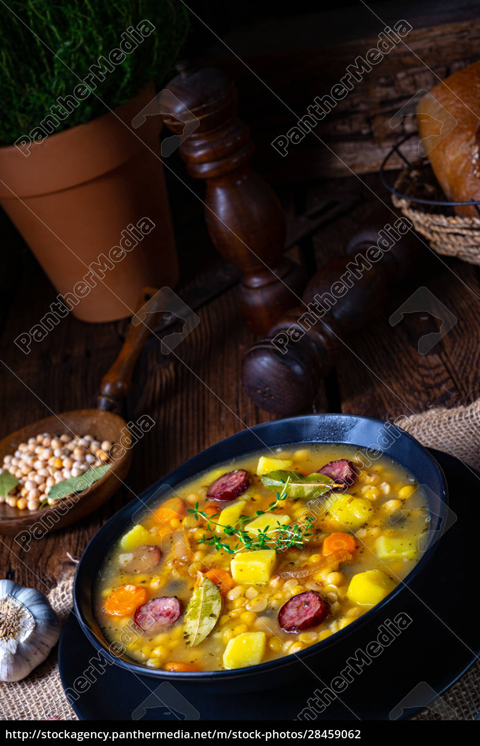 Rustikale Erbsensuppe mit Speck und Würstchen - Stockfoto - #28459062 ...