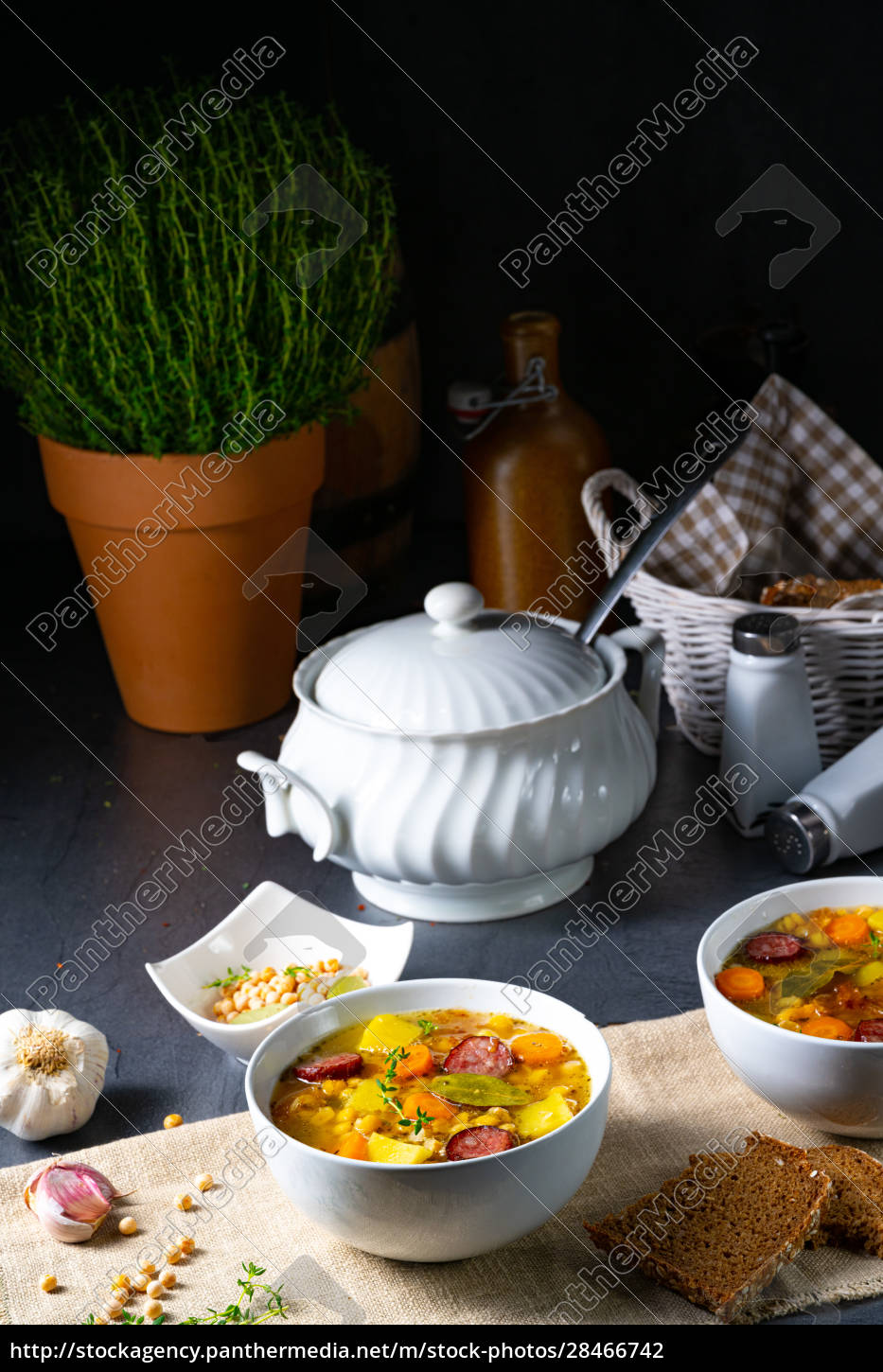 Herzhafte Erbsensuppe nach Omas rezept - Stockfoto - #28466742 ...