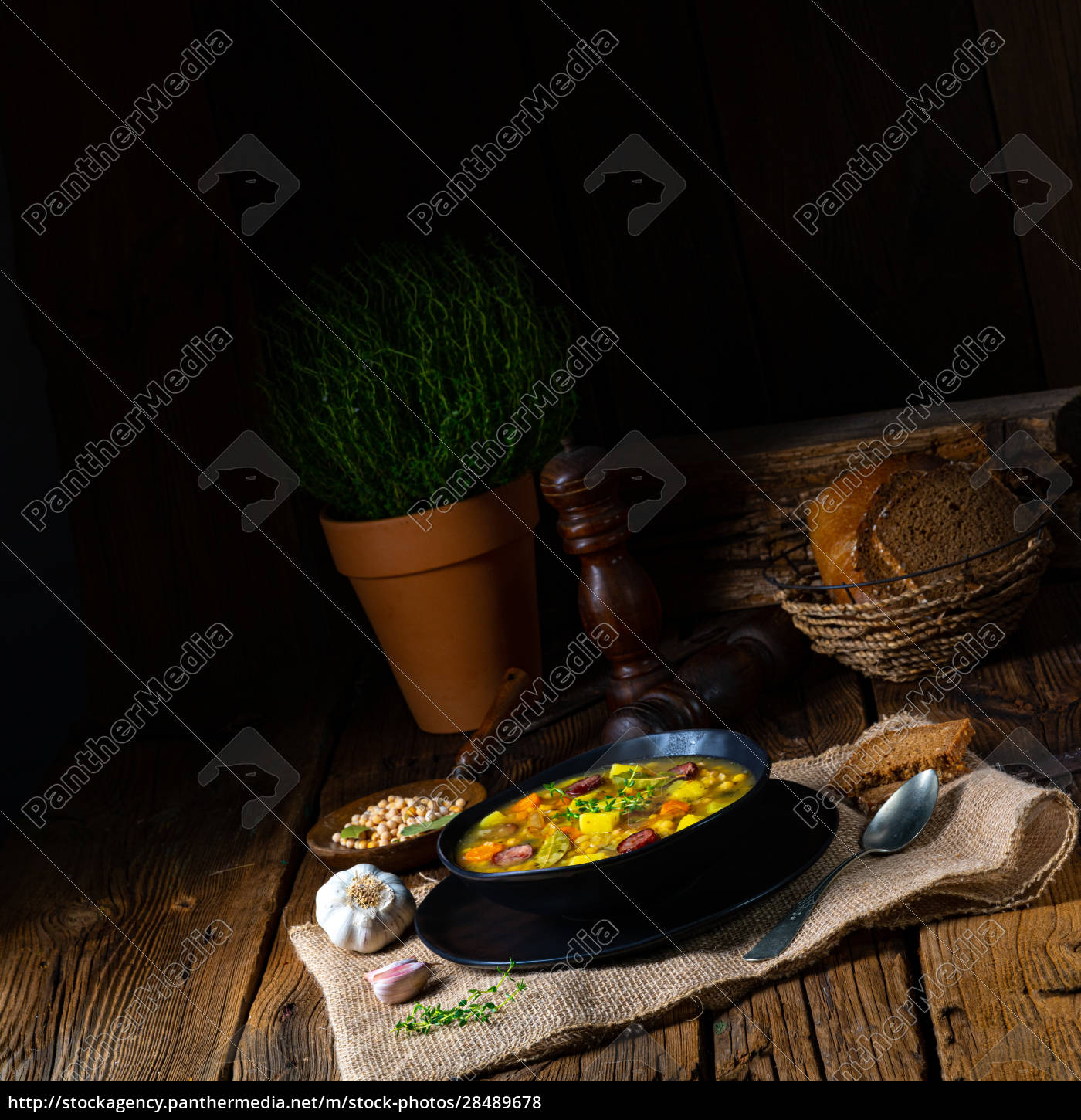 Rustikale Erbsensuppe mit Speck und Würstchen - Stock Photo - #28489678 ...