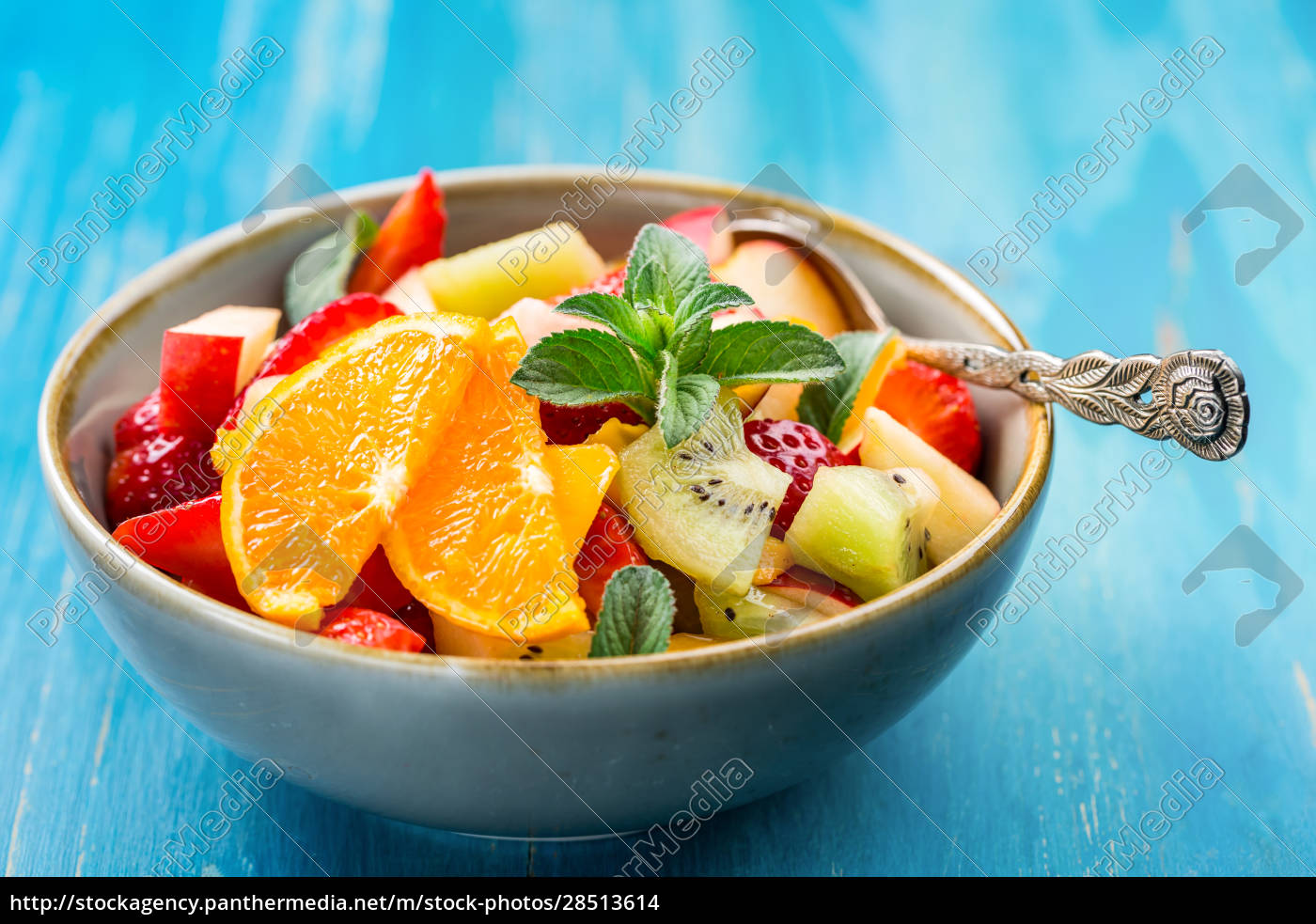 Frischer Obstsalat voller Vitamine für den Sommer auf - Stockfoto ...