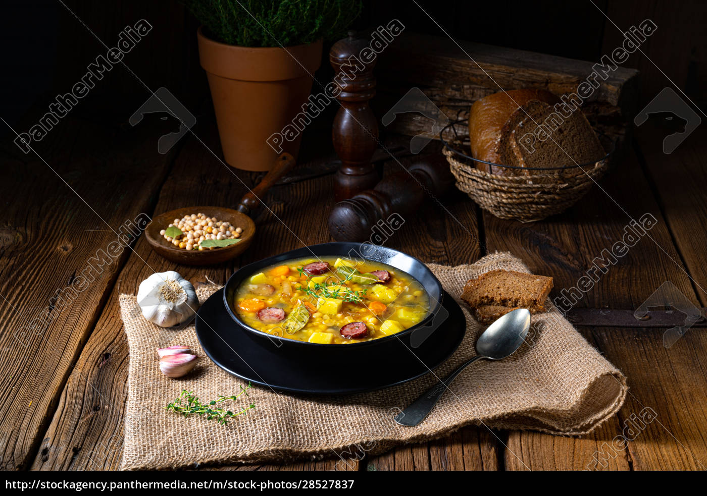 Rustikale Erbsensuppe mit Speck und Würstchen - Stockfoto - #28527837 ...