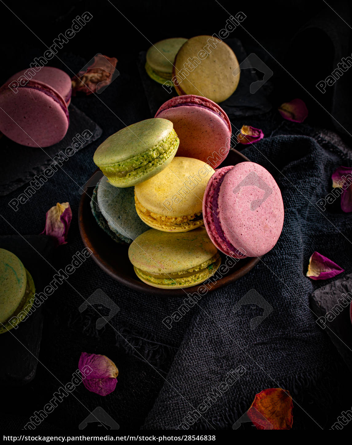 Klassische koklatvolle französische Macarons - Stock Photo - #28546838 ...