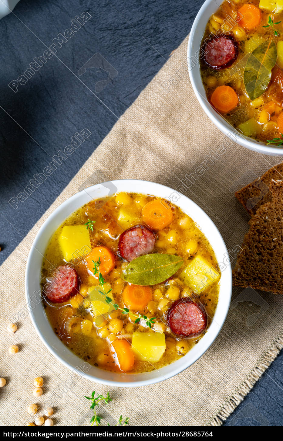 Herzhafte Erbsensuppe nach dem Oma-Rezept - Lizenzfreies Foto ...