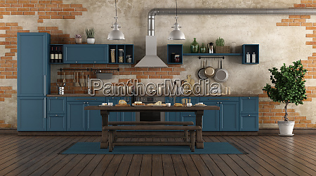 Klassische blaue Küche in einem alten Zimmer - Lizenzfreies Bild