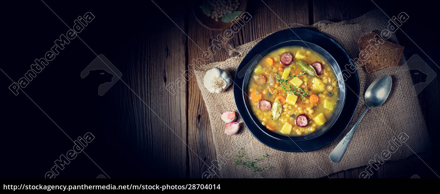 Rustikale Erbsensuppe mit Speck und Würstchen - Stock Photo - #28704014 ...