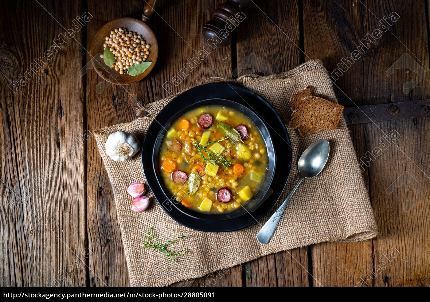 Rustikale Erbsensuppe mit Speck und Würstchen - Stockfoto - #28805091 ...