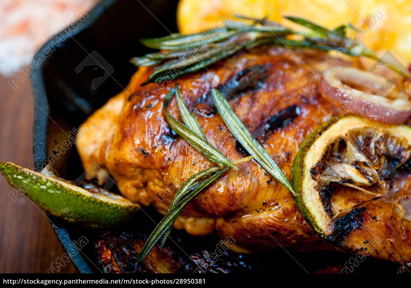 gebratene gegrillte BBQ Hähnchenbrust mit Kräutern - Stockfoto ...