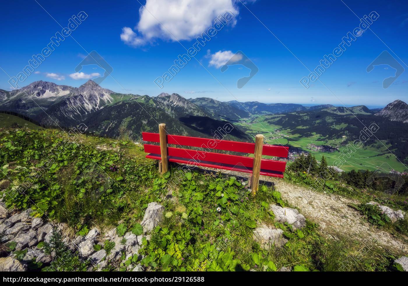 Österreich Tirol Rot lackierte Bank entlang des Weges ...