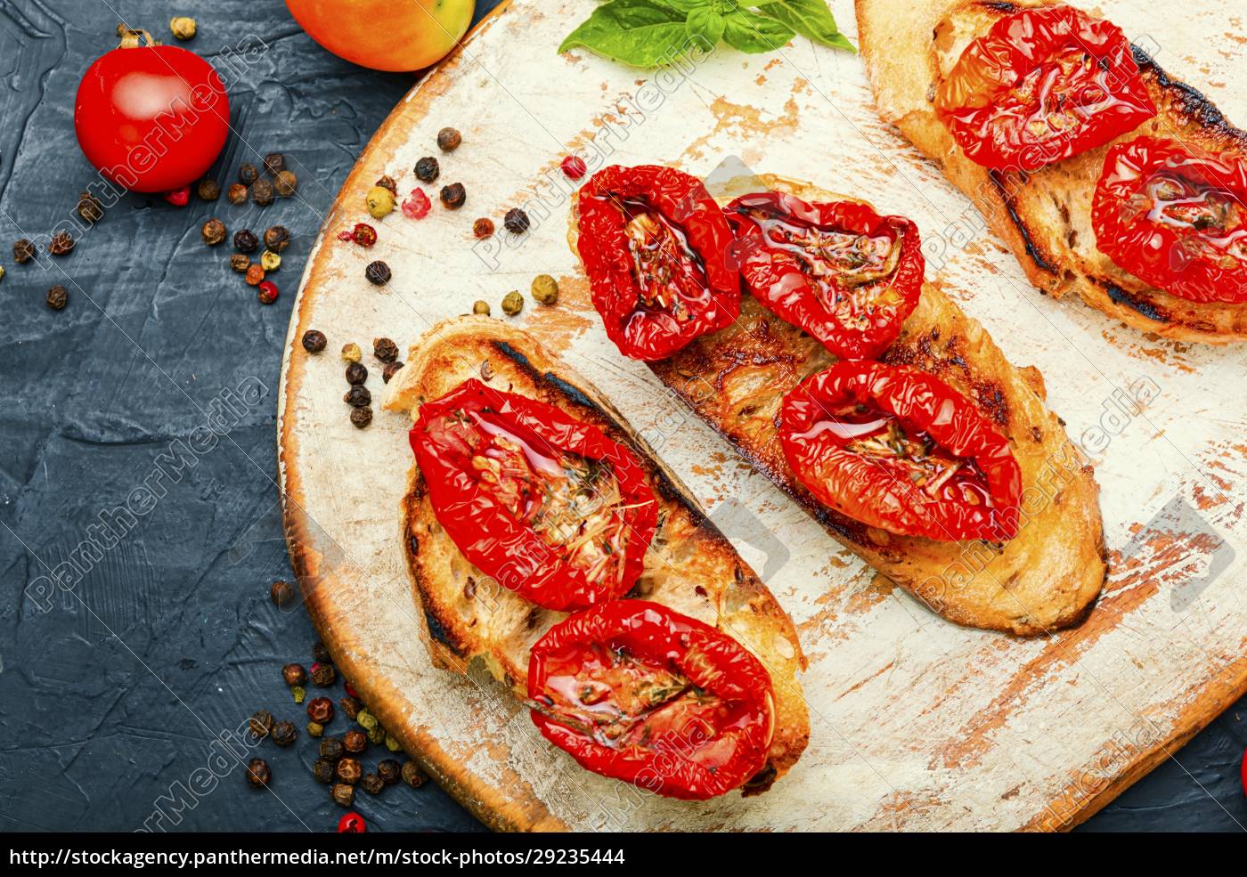 Bruschetta mit sonnengetrockneten Tomaten - Lizenzfreies Foto ...