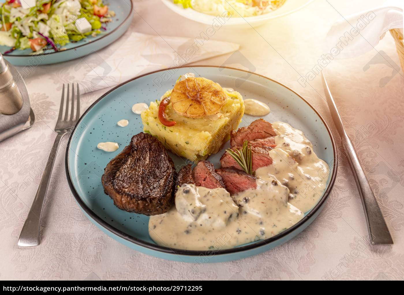 Schweinesteak mit Kartoffelgratin - Lizenzfreies Bild - #29712295 ...