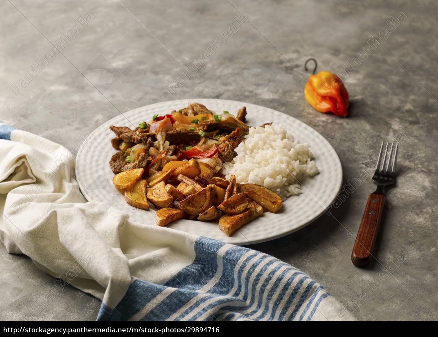 Lomo saltado - Peruanisches Rinderfilet mit roten - Lizenzfreies Foto ...