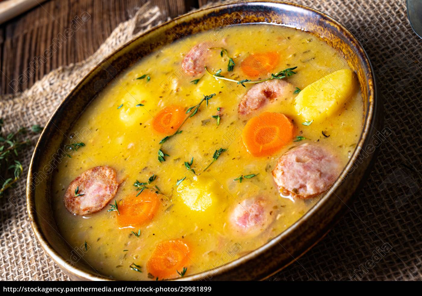 Klassische Erbsensuppe mit Wurst und Fleisch - Lizenzfreies Bild ...