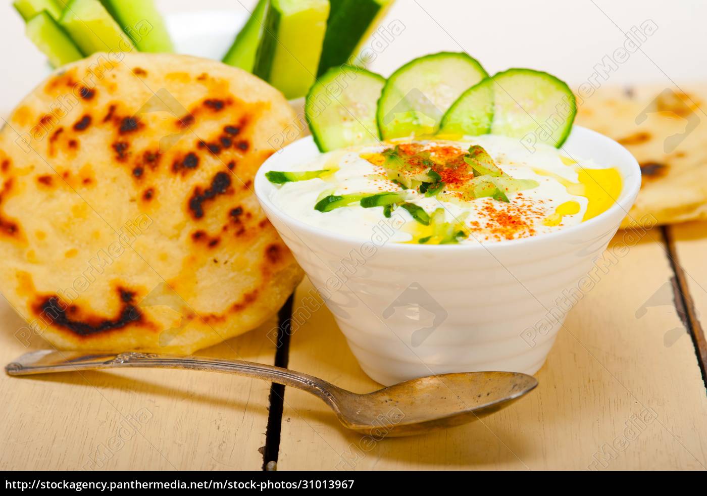 Arabischer Ziegenjoghurt und Gurkensalat aus dem Nahen - Stockfoto ...