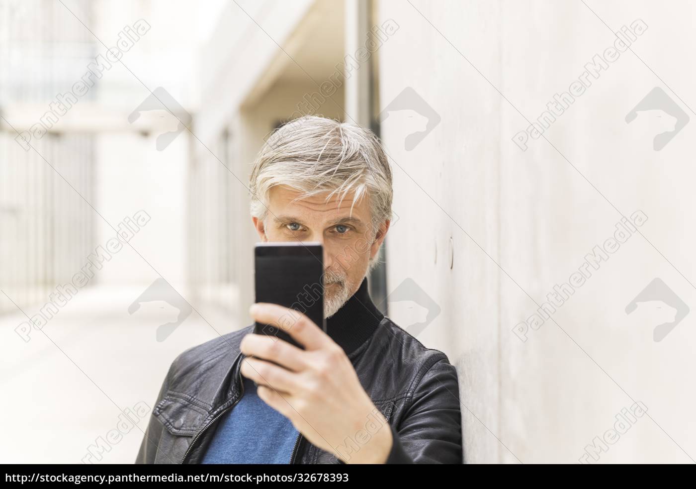 Reifer Mann Der Selfies Mit Seinem Smartphone Macht Lizenzfreies Bild 32678393 Bildagentur
