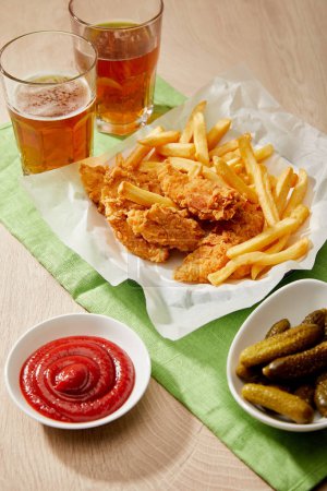 Biergläser Chicken Nuggets mit Pommes Soßen und ...