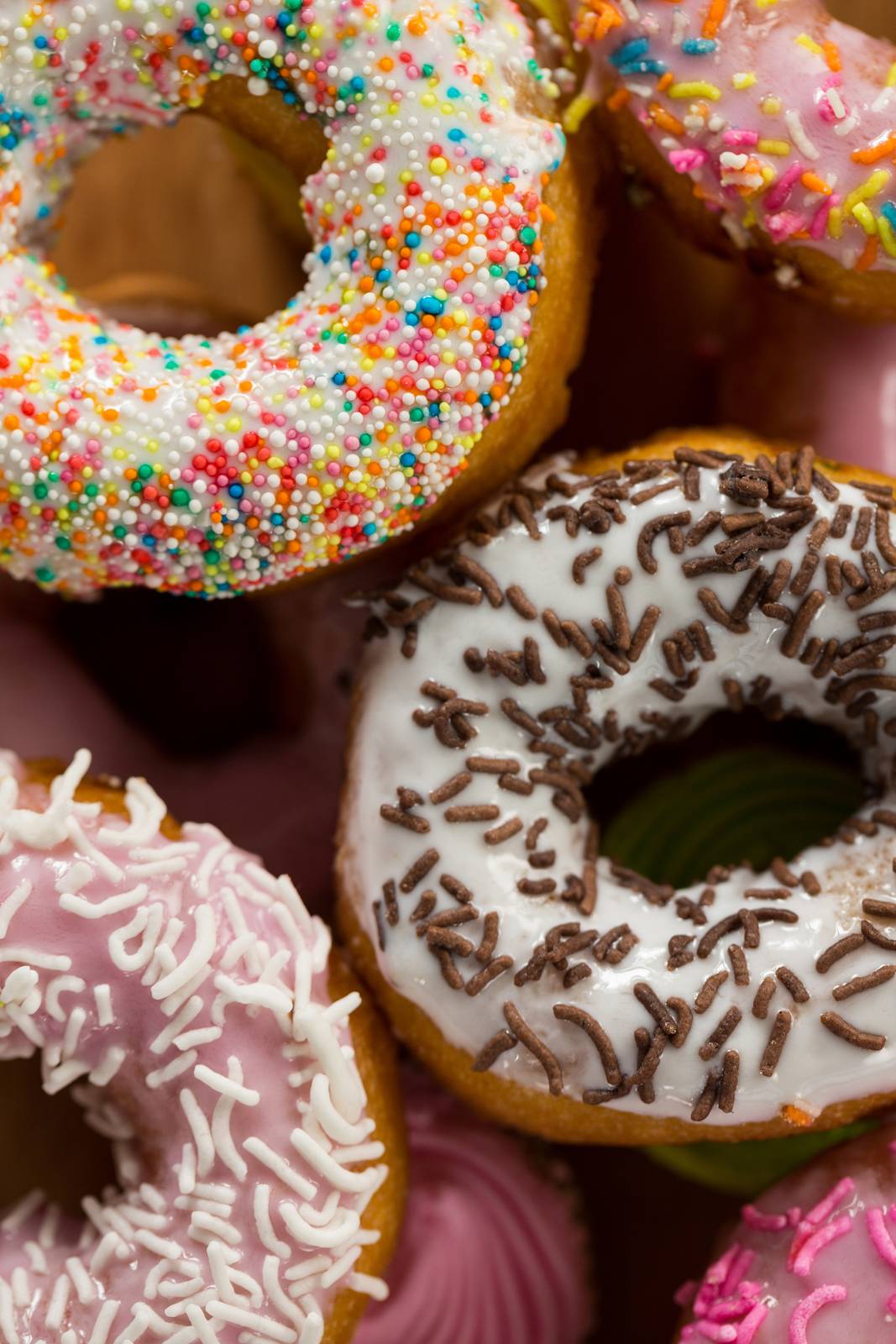 Leckere Donuts mit Streuseln - Lizenzfreies Foto - #D29268808 ...